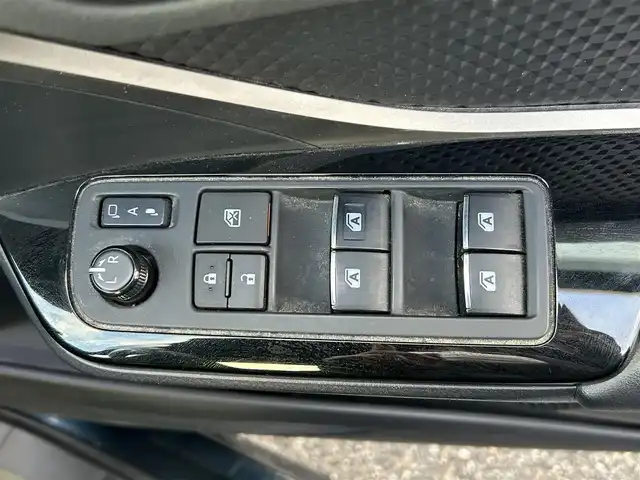 トヨタ Ｃ－ＨＲ G モード ネロ 熊本県 2019(平31)年 5.3万km 黒 純正ナビ/・AM/FM/CD/DVD/BT/SD/・フルセグTV/バックカメラ/トヨタセーフティセンス/・プリクラッシュセーフティ/・レーンディパーチャーアラート/・ブラインドスポットモニター/・クリアランスソナー/・オートハイビーム/・レーダークルーズコントロール/LEDヘッドライト/フォグランプ/革巻きステアリング/ステアリングスイッチ/ハーフレザーシート/前席シートヒーター/電動パーキングブレーキ/オートホールドブレーキ/ETC/純正フロアマット/純正アルミホイール/ドアバイザー/電動格納ミラー/ウインカーミラー