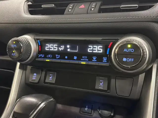 トヨタ ＲＡＶ４ G Zパッケージ 三重県 2020(令2)年 3.1万km アティチュードブラックマイカ ガソリン/4WD/MTモード付インパネCVT/純正 9インチ ディスプレイオーディオ/（AM/FM/USB/iPod/Bluetooth/HDMI（ナビ画面表示注意）/Miracast/フルセグTV/CarPlay/AndroidAuto）/【OP】パノラミックビューモニター（シースルービュー機能付）/ドライブレコーダー 前後/ビルトイン ETC/Toyota Safety Sense/・プリクラッシュセーフティ［PCS］/・レーントレーシングアシスト［LTA］/・レーダークルーズ/・オートハイビーム［AHB］/・インテリジェント クリアランスソナー（パーキングサポートブレーキ（静止物））/・【OP】リヤクロストライフィックオートブレーキ（PKSB（後方接近車両））＋ブラインドスポットモニター［BSM］/装備/・【OP】ハンズフリーパワーバックドア/・デジタルインナーミラー/・専用合皮シート（ブラック）/・パワーシート（D8way）/・左右独立オートエアコン/・アクセサリーコンセント（ラゲージ・AC100V/100W）/・オートライト/・LEDヘッドランプ/・フロントフォグランプ/・ステアリングスイッチ/・純正19inAW/・保/取/マルチ取/・スマートキーx2/など