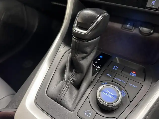 トヨタ ＲＡＶ４ G Zパッケージ 三重県 2020(令2)年 3.1万km アティチュードブラックマイカ ガソリン/4WD/MTモード付インパネCVT/純正 9インチ ディスプレイオーディオ/（AM/FM/USB/iPod/Bluetooth/HDMI（ナビ画面表示注意）/Miracast/フルセグTV/CarPlay/AndroidAuto）/【OP】パノラミックビューモニター（シースルービュー機能付）/ドライブレコーダー 前後/ビルトイン ETC/Toyota Safety Sense/・プリクラッシュセーフティ［PCS］/・レーントレーシングアシスト［LTA］/・レーダークルーズ/・オートハイビーム［AHB］/・インテリジェント クリアランスソナー（パーキングサポートブレーキ（静止物））/・【OP】リヤクロストライフィックオートブレーキ（PKSB（後方接近車両））＋ブラインドスポットモニター［BSM］/装備/・【OP】ハンズフリーパワーバックドア/・デジタルインナーミラー/・専用合皮シート（ブラック）/・パワーシート（D8way）/・左右独立オートエアコン/・アクセサリーコンセント（ラゲージ・AC100V/100W）/・オートライト/・LEDヘッドランプ/・フロントフォグランプ/・ステアリングスイッチ/・純正19inAW/・保/取/マルチ取/・スマートキーx2/など