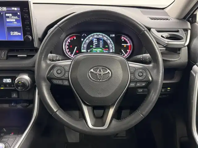 トヨタ ＲＡＶ４ G Zパッケージ 三重県 2020(令2)年 3.1万km アティチュードブラックマイカ ガソリン/4WD/MTモード付インパネCVT/純正 9インチ ディスプレイオーディオ/（AM/FM/USB/iPod/Bluetooth/HDMI（ナビ画面表示注意）/Miracast/フルセグTV/CarPlay/AndroidAuto）/【OP】パノラミックビューモニター（シースルービュー機能付）/ドライブレコーダー 前後/ビルトイン ETC/Toyota Safety Sense/・プリクラッシュセーフティ［PCS］/・レーントレーシングアシスト［LTA］/・レーダークルーズ/・オートハイビーム［AHB］/・インテリジェント クリアランスソナー（パーキングサポートブレーキ（静止物））/・【OP】リヤクロストライフィックオートブレーキ（PKSB（後方接近車両））＋ブラインドスポットモニター［BSM］/装備/・【OP】ハンズフリーパワーバックドア/・デジタルインナーミラー/・専用合皮シート（ブラック）/・パワーシート（D8way）/・左右独立オートエアコン/・アクセサリーコンセント（ラゲージ・AC100V/100W）/・オートライト/・LEDヘッドランプ/・フロントフォグランプ/・ステアリングスイッチ/・純正19inAW/・保/取/マルチ取/・スマートキーx2/など