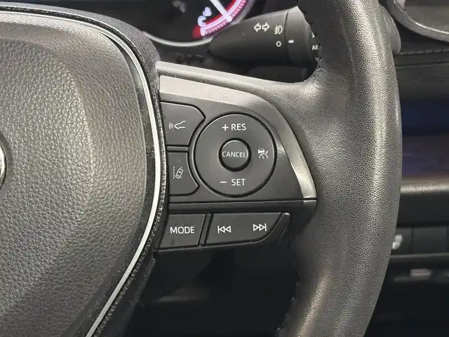 トヨタ ＲＡＶ４ G Zパッケージ 三重県 2020(令2)年 3.1万km アティチュードブラックマイカ ガソリン/4WD/MTモード付インパネCVT/純正 9インチ ディスプレイオーディオ/（AM/FM/USB/iPod/Bluetooth/HDMI（ナビ画面表示注意）/Miracast/フルセグTV/CarPlay/AndroidAuto）/【OP】パノラミックビューモニター（シースルービュー機能付）/ドライブレコーダー 前後/ビルトイン ETC/Toyota Safety Sense/・プリクラッシュセーフティ［PCS］/・レーントレーシングアシスト［LTA］/・レーダークルーズ/・オートハイビーム［AHB］/・インテリジェント クリアランスソナー（パーキングサポートブレーキ（静止物））/・【OP】リヤクロストライフィックオートブレーキ（PKSB（後方接近車両））＋ブラインドスポットモニター［BSM］/装備/・【OP】ハンズフリーパワーバックドア/・デジタルインナーミラー/・専用合皮シート（ブラック）/・パワーシート（D8way）/・左右独立オートエアコン/・アクセサリーコンセント（ラゲージ・AC100V/100W）/・オートライト/・LEDヘッドランプ/・フロントフォグランプ/・ステアリングスイッチ/・純正19inAW/・保/取/マルチ取/・スマートキーx2/など