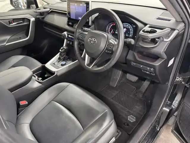 トヨタ ＲＡＶ４ G Zパッケージ 三重県 2020(令2)年 3.1万km アティチュードブラックマイカ ガソリン/4WD/MTモード付インパネCVT/純正 9インチ ディスプレイオーディオ/（AM/FM/USB/iPod/Bluetooth/HDMI（ナビ画面表示注意）/Miracast/フルセグTV/CarPlay/AndroidAuto）/【OP】パノラミックビューモニター（シースルービュー機能付）/ドライブレコーダー 前後/ビルトイン ETC/Toyota Safety Sense/・プリクラッシュセーフティ［PCS］/・レーントレーシングアシスト［LTA］/・レーダークルーズ/・オートハイビーム［AHB］/・インテリジェント クリアランスソナー（パーキングサポートブレーキ（静止物））/・【OP】リヤクロストライフィックオートブレーキ（PKSB（後方接近車両））＋ブラインドスポットモニター［BSM］/装備/・【OP】ハンズフリーパワーバックドア/・デジタルインナーミラー/・専用合皮シート（ブラック）/・パワーシート（D8way）/・左右独立オートエアコン/・アクセサリーコンセント（ラゲージ・AC100V/100W）/・オートライト/・LEDヘッドランプ/・フロントフォグランプ/・ステアリングスイッチ/・純正19inAW/・保/取/マルチ取/・スマートキーx2/など