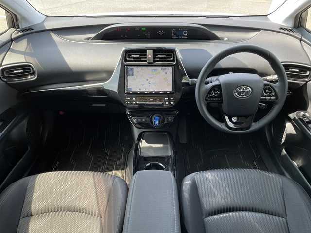 トヨタ プリウス A 群馬県 2021(令3)年 2.7万km プラチナホワイトパールマイカ 純正SDナビ/　(AM/FM/CD/DVD/SD/TV/BT)/パノラミックビューモニター/トヨタセーフティーセンス/レーントレーシングアシスト/プリクラッシュセーフティー/クリアランスソナー/パーキングサポートブレーキ/ブラインドスポットモニター/パーキングアシスト/後退時車両検知警報/ロードサインアシスト/先行車発進お知らせ機能/ヘッドアップディスプレイ/横滑り防止機能/ETC/前後ドライブレコーダー/AUTOライト/AUTOハイビーム/純正フロアマット/純正ドアバイザー/ステアリングリモコン/AC100/取扱説明書
