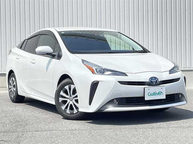 トヨタ プリウス A 群馬県 2021(令3)年 2.7万km プラチナホワイトパールマイカ 純正SDナビ/　(AM/FM/CD/DVD/SD/TV/BT)/パノラミックビューモニター/トヨタセーフティーセンス/レーントレーシングアシスト/プリクラッシュセーフティー/クリアランスソナー/パーキングサポートブレーキ/ブラインドスポットモニター/パーキングアシスト/後退時車両検知警報/ロードサインアシスト/先行車発進お知らせ機能/ヘッドアップディスプレイ/横滑り防止機能/ETC/前後ドライブレコーダー/AUTOライト/AUTOハイビーム/純正フロアマット/純正ドアバイザー/ステアリングリモコン/AC100/取扱説明書