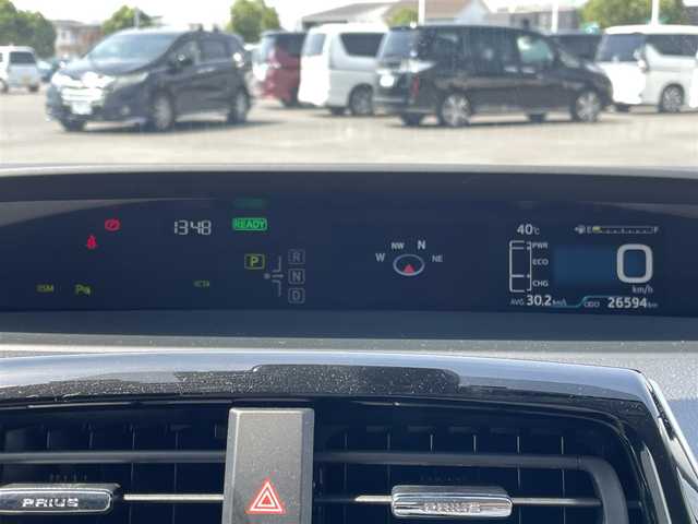 トヨタ プリウス A 群馬県 2021(令3)年 2.7万km プラチナホワイトパールマイカ 純正SDナビ/　(AM/FM/CD/DVD/SD/TV/BT)/パノラミックビューモニター/トヨタセーフティーセンス/レーントレーシングアシスト/プリクラッシュセーフティー/クリアランスソナー/パーキングサポートブレーキ/ブラインドスポットモニター/パーキングアシスト/後退時車両検知警報/ロードサインアシスト/先行車発進お知らせ機能/ヘッドアップディスプレイ/横滑り防止機能/ETC/前後ドライブレコーダー/AUTOライト/AUTOハイビーム/純正フロアマット/純正ドアバイザー/ステアリングリモコン/AC100/取扱説明書