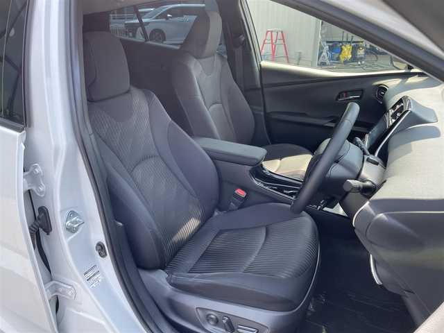 トヨタ プリウス A 群馬県 2021(令3)年 2.7万km プラチナホワイトパールマイカ 純正SDナビ/　(AM/FM/CD/DVD/SD/TV/BT)/パノラミックビューモニター/トヨタセーフティーセンス/レーントレーシングアシスト/プリクラッシュセーフティー/クリアランスソナー/パーキングサポートブレーキ/ブラインドスポットモニター/パーキングアシスト/後退時車両検知警報/ロードサインアシスト/先行車発進お知らせ機能/ヘッドアップディスプレイ/横滑り防止機能/ETC/前後ドライブレコーダー/AUTOライト/AUTOハイビーム/純正フロアマット/純正ドアバイザー/ステアリングリモコン/AC100/取扱説明書