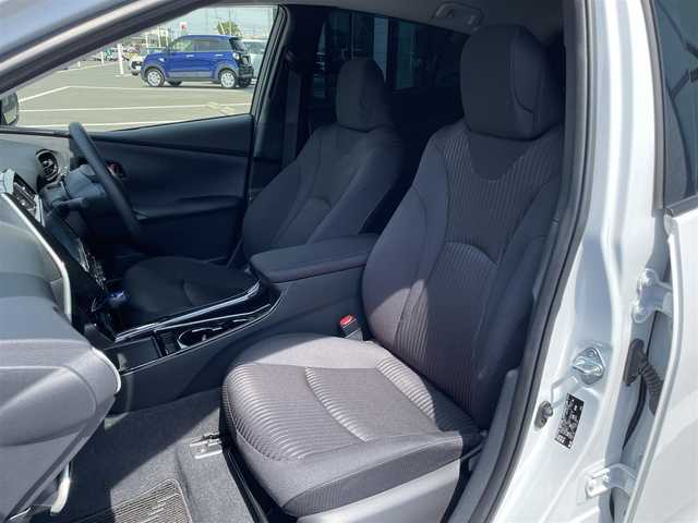 トヨタ プリウス A 群馬県 2021(令3)年 2.7万km プラチナホワイトパールマイカ 純正SDナビ/　(AM/FM/CD/DVD/SD/TV/BT)/パノラミックビューモニター/トヨタセーフティーセンス/レーントレーシングアシスト/プリクラッシュセーフティー/クリアランスソナー/パーキングサポートブレーキ/ブラインドスポットモニター/パーキングアシスト/後退時車両検知警報/ロードサインアシスト/先行車発進お知らせ機能/ヘッドアップディスプレイ/横滑り防止機能/ETC/前後ドライブレコーダー/AUTOライト/AUTOハイビーム/純正フロアマット/純正ドアバイザー/ステアリングリモコン/AC100/取扱説明書
