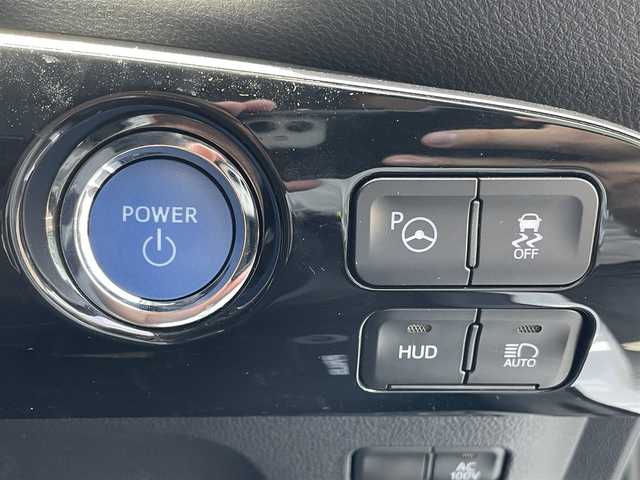 トヨタ プリウス A 群馬県 2021(令3)年 2.7万km プラチナホワイトパールマイカ 純正SDナビ/　(AM/FM/CD/DVD/SD/TV/BT)/パノラミックビューモニター/トヨタセーフティーセンス/レーントレーシングアシスト/プリクラッシュセーフティー/クリアランスソナー/パーキングサポートブレーキ/ブラインドスポットモニター/パーキングアシスト/後退時車両検知警報/ロードサインアシスト/先行車発進お知らせ機能/ヘッドアップディスプレイ/横滑り防止機能/ETC/前後ドライブレコーダー/AUTOライト/AUTOハイビーム/純正フロアマット/純正ドアバイザー/ステアリングリモコン/AC100/取扱説明書