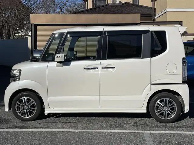 ホンダ Ｎ ＢＯＸ カスタム G SSパッケージ 千葉県 2013(平25)年 5.9万km プレミアムホワイトパール 純正ナビ（VXM-142VFi）/FM.AM / CD.DVD / BT / SD / ワンセグTV/プッシュスタート/スマートキー/バックカメラ/両側パワースライドドア/ステアリングリモコン/ドライブレコーダー/ETC/電格ミラー/ウィンカーミラー/オートライト/HIDヘッドライト/フォグランプ/フロアマット/ドアバイザー/スペアキー/保証書/取扱説明書