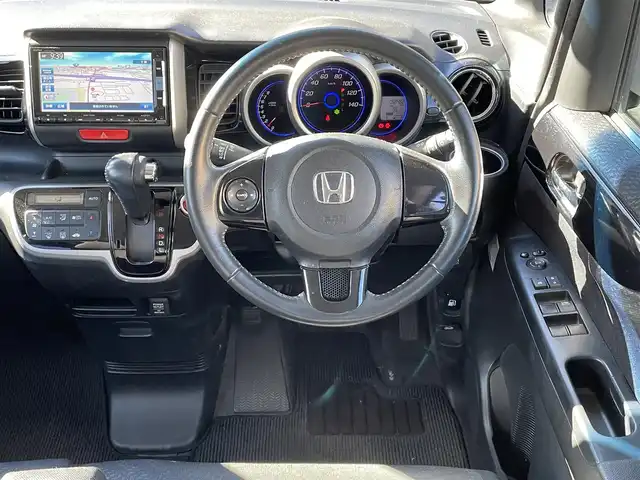 ホンダ Ｎ ＢＯＸ カスタム G SSパッケージ 千葉県 2013(平25)年 5.9万km プレミアムホワイトパール 純正ナビ（VXM-142VFi）/FM.AM / CD.DVD / BT / SD / ワンセグTV/プッシュスタート/スマートキー/バックカメラ/両側パワースライドドア/ステアリングリモコン/ドライブレコーダー/ETC/電格ミラー/ウィンカーミラー/オートライト/HIDヘッドライト/フォグランプ/フロアマット/ドアバイザー/スペアキー/保証書/取扱説明書