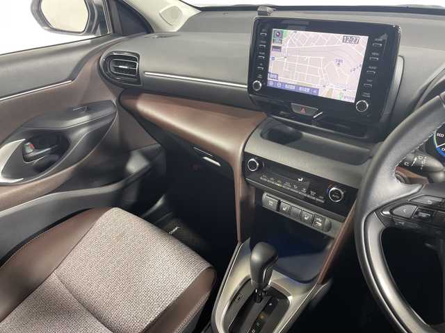 トヨタ ヤリスクロス ハイブリッド Z 神奈川県 2021(令3)年 1.1万km ブラックマイカ/ホワイトパールクリスタルシャイン 2トーン 純正8インチナビ/パノラマビューモニター/トヨタセーフティセンス/ワンオーナー/ETC2.0 /LEDライト/シートヒーター/パワーシート/ドライブレコーダー/追従クルーズコントロール/純正18インチAW/スマートキー/純正フロアマット/ステアリングスイッチ/プッシュスタート/パワーバックドア/オートライト/オートマチックハイビーム/ルーフレール/取扱説明書/保証書/電格格納ミラー/電動パーキングブレーキ/ブレーキオートホールド/プリクラッシュセーフティ/レーンディバーチャーアラート/レーントレーシングアシスト