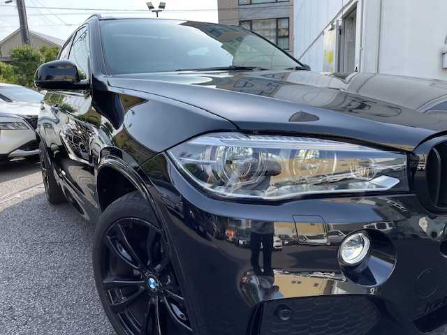 ＢＭＷ Ｘ５ リミテッドブラック 東京都 2018(平30)年 4.3万km サファイアブラックP 110台特別限定車両（シリアル047/110）/インテリジェントセーフティ（詳細は検査員記入欄参照）・アクティブクルーズコントロール/パノラマサンルーフ/アダプティブMサスペンション/ダウンヒルアシストコントロール/ワンオーナー/保証書・取説・Egプッシュスタート/スマートキー×２/革巻きステア・パドルシフト・電動チルト・ステアスイッチ/アイドリングストップ/ドライブモードセレクト/黒レザーシート・前席スポーツシート＆パワーシート/全席シートヒーター/純正HDDナビ・フルセグTV/DVD/CD/AUX/USB/BT/AppleCarPlay/Androidauto/ハーマン/カードン サラウンドサウンドシステム（16スピーカー）/360°ビューカメラ・パークトロニック・パーキングアシスト/ルームミラー型ETC/外前後ドラレコ（セルスター）/純正２０インチアルミ/アダプティブLEDヘッドライト・オートライト・前後フォグ/パワーバックドア/ブラックルーフレール/ソフトクローズドア/AUTOHOLD/トノカバー/H31/R2.3.4.5年度ディーラー記録簿