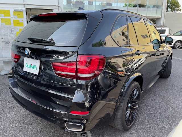 ＢＭＷ Ｘ５ リミテッドブラック 東京都 2018(平30)年 4.3万km サファイアブラックP 110台特別限定車両（シリアル047/110）/インテリジェントセーフティ（詳細は検査員記入欄参照）・アクティブクルーズコントロール/パノラマサンルーフ/アダプティブMサスペンション/ダウンヒルアシストコントロール/ワンオーナー/保証書・取説・Egプッシュスタート/スマートキー×２/革巻きステア・パドルシフト・電動チルト・ステアスイッチ/アイドリングストップ/ドライブモードセレクト/黒レザーシート・前席スポーツシート＆パワーシート/全席シートヒーター/純正HDDナビ・フルセグTV/DVD/CD/AUX/USB/BT/AppleCarPlay/Androidauto/ハーマン/カードン サラウンドサウンドシステム（16スピーカー）/360°ビューカメラ・パークトロニック・パーキングアシスト/ルームミラー型ETC/外前後ドラレコ（セルスター）/純正２０インチアルミ/アダプティブLEDヘッドライト・オートライト・前後フォグ/パワーバックドア/ブラックルーフレール/ソフトクローズドア/AUTOHOLD/トノカバー/H31/R2.3.4.5年度ディーラー記録簿