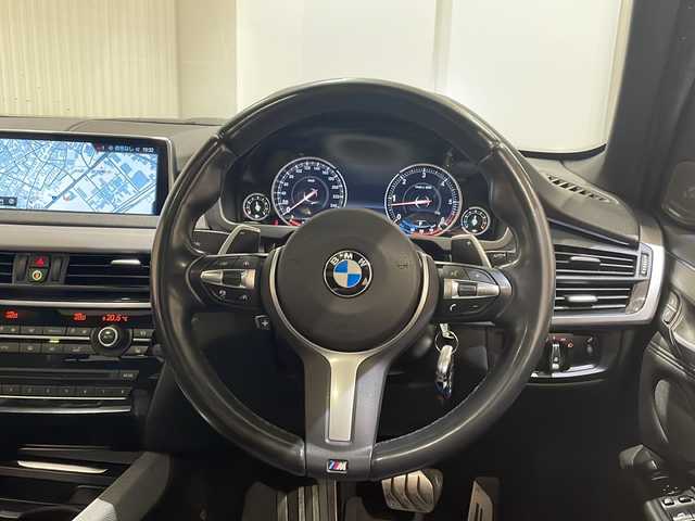 ＢＭＷ Ｘ５ xDrive 35d Mスポーツ 新潟県 2018(平30)年 4.3万km サファイアブラックP X5特別仕様車リミテッドブラック装備110台限定装備/・Mパフォーマンスキドニーグリル（ブラック）/・20インチMライトアロイホイール ダブルスポーク スタイリング/・ダコタレザーシート（ブラック）/・アルミニウムヘキサゴントリム（特別装備）/・電動パノラマガラスサンルーフ/・リアシートヒーティング/・ソフトクローズドア/・12V電源ソケット/・アダプティブLEDヘッドライト/・harman/kardonサラウンドサウンドシステム/・Mパフォーマンスアルミニウムペダル/・BMWヘッドアップ・ディスプレイ/・専用バッジ（シリアルナンバー入り100/47）/標準装備/・パークディスタンスコントロール/・360度カメラ/・アダプティブクルーズコントロール/・ダウンヒルアシストコントロール/・レーンキープアシスト/・前後シートヒーター/スペアキー/保証書/取扱説明書