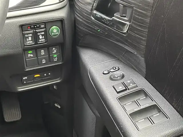ホンダ オデッセイ アブソルート・EXホンダセンジング 埼玉県 2018(平30)年 6.7万km クリスタルブラックパール コーナーセンサー/パワーシート/メーカーオプションメモリーナビ（AM/FM/DISC/USB/i-pod/Bluetooth/フルセグTV）/両側パワースライドドア/クルーズコントロール（追従）/レーンアシスト/トラクションコントロールシステム/衝突軽減ブレーキ/アイドリングストップ/フリップダウンモニター/パーキングセンサー/パドルシフト/オートライト/パーキングアシスト/電動格納ミラー/ビルドインETC/ドライブレコーダー/純正フロアマット/プッシュスタート/オットマン