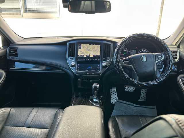 トヨタ クラウン ハイブリッド アスリートG 埼玉県 2016(平28)年 9.8万km 黒 ドラレコ　/バックカメラ　/純正メーカーナビ(CD/DVD/FM/AM/Bluetooth/VTR/AUX/USB/SD)　/ETC/ステアリングスイッチ　/プッシュスタート　/クルコン追　/TRC　/オートライト　/オートハイビーム　/電格ミラー　/パワーシート・シートヒーター・エアシート(D/N)　/イモビライザー　/パーキングセンサー　/BSM/ステアリングヒーター/PCS/LEDライト/ISOFIX/純正フロア/後席・ハッチサンシェード