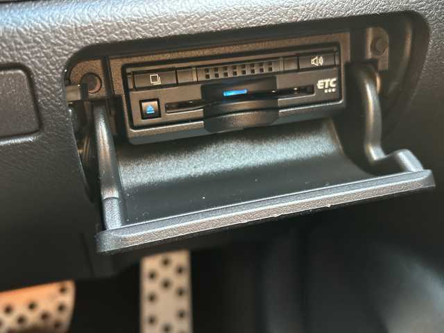 トヨタ クラウン ハイブリッド アスリートG 埼玉県 2016(平28)年 9.8万km 黒 ドラレコ　/バックカメラ　/純正メーカーナビ(CD/DVD/FM/AM/Bluetooth/VTR/AUX/USB/SD)　/ETC/ステアリングスイッチ　/プッシュスタート　/クルコン追　/TRC　/オートライト　/オートハイビーム　/電格ミラー　/パワーシート・シートヒーター・エアシート(D/N)　/イモビライザー　/パーキングセンサー　/BSM/ステアリングヒーター/PCS/LEDライト/ISOFIX/純正フロア/後席・ハッチサンシェード