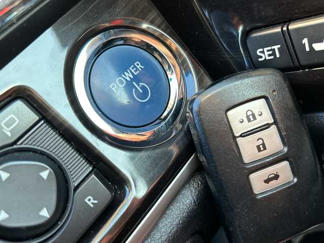 トヨタ クラウン ハイブリッド アスリートG 埼玉県 2016(平28)年 9.8万km 黒 ドラレコ　/バックカメラ　/純正メーカーナビ(CD/DVD/FM/AM/Bluetooth/VTR/AUX/USB/SD)　/ETC/ステアリングスイッチ　/プッシュスタート　/クルコン追　/TRC　/オートライト　/オートハイビーム　/電格ミラー　/パワーシート・シートヒーター・エアシート(D/N)　/イモビライザー　/パーキングセンサー　/BSM/ステアリングヒーター/PCS/LEDライト/ISOFIX/純正フロア/後席・ハッチサンシェード