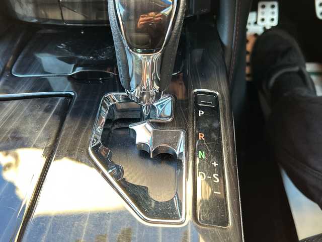 トヨタ クラウン ハイブリッド アスリートG 埼玉県 2016(平28)年 9.8万km 黒 ドラレコ　/バックカメラ　/純正メーカーナビ(CD/DVD/FM/AM/Bluetooth/VTR/AUX/USB/SD)　/ETC/ステアリングスイッチ　/プッシュスタート　/クルコン追　/TRC　/オートライト　/オートハイビーム　/電格ミラー　/パワーシート・シートヒーター・エアシート(D/N)　/イモビライザー　/パーキングセンサー　/BSM/ステアリングヒーター/PCS/LEDライト/ISOFIX/純正フロア/後席・ハッチサンシェード