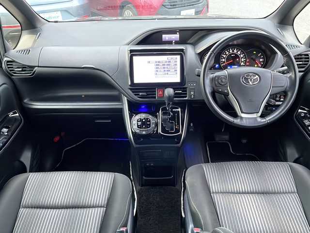 トヨタ ヴォクシー ZS 煌Ⅱ 沖縄県 2019(平31)年 7.8万km ブラック 社外９インチナビ・TV・Bluetooth・CD・DVD/両側パワースライドドア/バックカメラ/ETC/衝突軽減システム/オートライト/レーンキープアシスト/コーナーセンサー/電動格納ミラー/ステアリングスイッチ/革巻きステアリング/リアロールサンシェード/LEDヘッドライト