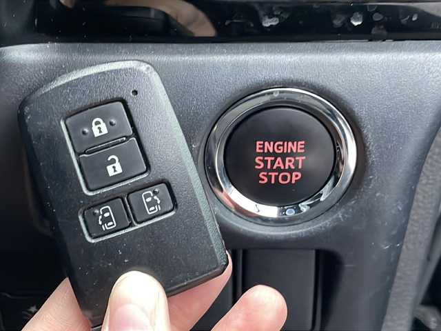 トヨタ ヴォクシー ZS 煌Ⅱ 沖縄県 2019(平31)年 7.8万km ブラック 社外９インチナビ・TV・Bluetooth・CD・DVD/両側パワースライドドア/バックカメラ/ETC/衝突軽減システム/オートライト/レーンキープアシスト/コーナーセンサー/電動格納ミラー/ステアリングスイッチ/革巻きステアリング/リアロールサンシェード/LEDヘッドライト