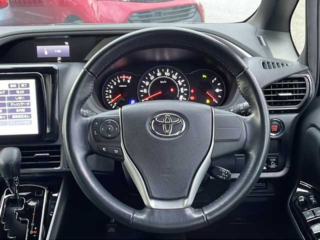 トヨタ ヴォクシー ZS 煌Ⅱ 沖縄県 2019(平31)年 7.8万km ブラック 社外９インチナビ・TV・Bluetooth・CD・DVD/両側パワースライドドア/バックカメラ/ETC/衝突軽減システム/オートライト/レーンキープアシスト/コーナーセンサー/電動格納ミラー/ステアリングスイッチ/革巻きステアリング/リアロールサンシェード/LEDヘッドライト