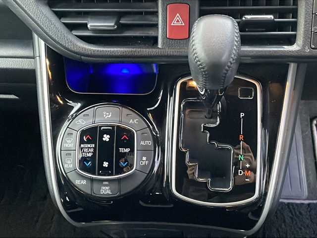 トヨタ ヴォクシー ZS 煌Ⅱ 沖縄県 2019(平31)年 7.8万km ブラック 社外９インチナビ・TV・Bluetooth・CD・DVD/両側パワースライドドア/バックカメラ/ETC/衝突軽減システム/オートライト/レーンキープアシスト/コーナーセンサー/電動格納ミラー/ステアリングスイッチ/革巻きステアリング/リアロールサンシェード/LEDヘッドライト