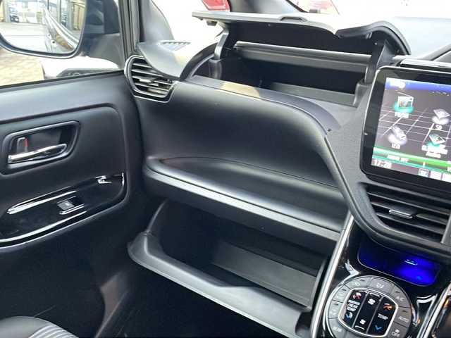 トヨタ ヴォクシー ZS 煌Ⅱ 沖縄県 2019(平31)年 7.8万km ブラック 社外９インチナビ・TV・Bluetooth・CD・DVD/両側パワースライドドア/バックカメラ/ETC/衝突軽減システム/オートライト/レーンキープアシスト/コーナーセンサー/電動格納ミラー/ステアリングスイッチ/革巻きステアリング/リアロールサンシェード/LEDヘッドライト