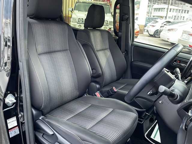 トヨタ ヴォクシー ZS 煌Ⅱ 沖縄県 2019(平31)年 7.8万km ブラック 社外９インチナビ・TV・Bluetooth・CD・DVD/両側パワースライドドア/バックカメラ/ETC/衝突軽減システム/オートライト/レーンキープアシスト/コーナーセンサー/電動格納ミラー/ステアリングスイッチ/革巻きステアリング/リアロールサンシェード/LEDヘッドライト