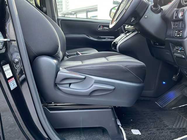 トヨタ ヴォクシー ZS 煌Ⅱ 沖縄県 2019(平31)年 7.8万km ブラック 社外９インチナビ・TV・Bluetooth・CD・DVD/両側パワースライドドア/バックカメラ/ETC/衝突軽減システム/オートライト/レーンキープアシスト/コーナーセンサー/電動格納ミラー/ステアリングスイッチ/革巻きステアリング/リアロールサンシェード/LEDヘッドライト