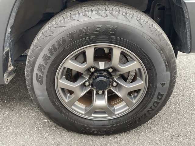 スズキ ジムニー シエラ JC 埼玉県 2023(令5)年 3.6万km ミディアムグレー 登録時35/161Km/ワンオーナー/フレックス4WD/純正メモリナビ(CN-HZ885)/フルセグ/CD/DVD/BT/SD/クルーズコントロール/バックカメラ/コーナーセンサー/レーンキープアシスト/ヒルディセントコントロール/衝突軽減システム/ドライブレコーダー(CA-DRZ3DXB)/シートヒーター/純正15インチアルミ/LEDヘッドライト/オートライト/電動格納ミラー/ウィンカーミラー/革巻きハンドル/ステアリングリモコン/ビルトインETC2.0/背面タイヤ/純正ラバーフロアマット/スマートキー/プッシュスタート/アイドリングストップ/保証書/取扱説明書/ナビ取扱説明書