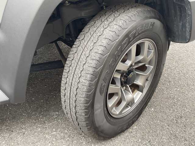 スズキ ジムニー シエラ JC 埼玉県 2023(令5)年 3.6万km ミディアムグレー 登録時35/161Km/ワンオーナー/フレックス4WD/純正メモリナビ(CN-HZ885)/フルセグ/CD/DVD/BT/SD/クルーズコントロール/バックカメラ/コーナーセンサー/レーンキープアシスト/ヒルディセントコントロール/衝突軽減システム/ドライブレコーダー(CA-DRZ3DXB)/シートヒーター/純正15インチアルミ/LEDヘッドライト/オートライト/電動格納ミラー/ウィンカーミラー/革巻きハンドル/ステアリングリモコン/ビルトインETC2.0/背面タイヤ/純正ラバーフロアマット/スマートキー/プッシュスタート/アイドリングストップ/保証書/取扱説明書/ナビ取扱説明書