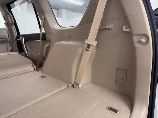 トヨタ ランドクルーザー プラド TX Lパッケージ 三重県 2019(平31)年 3.8万km ホワイトパールクリスタルシャイン ガソリン/パートタイム4WD/MTモード付フロア6AT/【OP】純正 8インチナビ /（AM/FM/CD/DVD/Blu-ray/SDREC/SD/USB/Bluetooth/AUX/TV）/バックカメラ/ドライブレコーダー 前方/ビルトイン ETC2.0/Toyota Safety Sense/・プリクラッシュセーフティ［PCS］/・レーンディパーチャーアラート［LDA］/・レーダークルコン/・オートハイビーム［AHB］/・【OP】クリアランスソナー＆バックソナー/・トラクションコントロールシステム/装備/・【OP】電動ムーンルーフ/・【OP】ルーフレール（ブラック）/・【OP】寒冷地仕様（補助ヒーター、リヤフォグ、ワイパーデアイサー、スターター&バッテリー容量UP、エアスパッツ、高濃度LLCなど）/・本革シート（ブラック）/・シートヒーター/ベンチレーション（D/N）/・パワーシート（D8way&ランバーサポート/N4way）/・オートライト/・LED ヘッドランプ＆フロントフォグランプ/・ヘッドライトウォッシャー/・ステアリングスイッチ/・雨滴感応式フロントワイパー/・【OP】純正19inAW/・プッシュスタート/・スマートキーx1/など