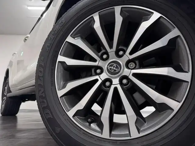 トヨタ ランドクルーザー プラド TX Lパッケージ 三重県 2019(平31)年 3.8万km ホワイトパールクリスタルシャイン ガソリン/パートタイム4WD/MTモード付フロア6AT/【OP】純正 8インチナビ /（AM/FM/CD/DVD/Blu-ray/SDREC/SD/USB/Bluetooth/AUX/TV）/バックカメラ/ドライブレコーダー 前方/ビルトイン ETC2.0/Toyota Safety Sense/・プリクラッシュセーフティ［PCS］/・レーンディパーチャーアラート［LDA］/・レーダークルコン/・オートハイビーム［AHB］/・【OP】クリアランスソナー＆バックソナー/・トラクションコントロールシステム/装備/・【OP】電動ムーンルーフ/・【OP】ルーフレール（ブラック）/・【OP】寒冷地仕様（補助ヒーター、リヤフォグ、ワイパーデアイサー、スターター&バッテリー容量UP、エアスパッツ、高濃度LLCなど）/・本革シート（ブラック）/・シートヒーター/ベンチレーション（D/N）/・パワーシート（D8way&ランバーサポート/N4way）/・オートライト/・LED ヘッドランプ＆フロントフォグランプ/・ヘッドライトウォッシャー/・ステアリングスイッチ/・雨滴感応式フロントワイパー/・【OP】純正19inAW/・プッシュスタート/・スマートキーx1/など