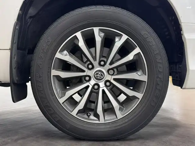 トヨタ ランドクルーザー プラド TX Lパッケージ 三重県 2019(平31)年 3.8万km ホワイトパールクリスタルシャイン ガソリン/パートタイム4WD/MTモード付フロア6AT/【OP】純正 8インチナビ /（AM/FM/CD/DVD/Blu-ray/SDREC/SD/USB/Bluetooth/AUX/TV）/バックカメラ/ドライブレコーダー 前方/ビルトイン ETC2.0/Toyota Safety Sense/・プリクラッシュセーフティ［PCS］/・レーンディパーチャーアラート［LDA］/・レーダークルコン/・オートハイビーム［AHB］/・【OP】クリアランスソナー＆バックソナー/・トラクションコントロールシステム/装備/・【OP】電動ムーンルーフ/・【OP】ルーフレール（ブラック）/・【OP】寒冷地仕様（補助ヒーター、リヤフォグ、ワイパーデアイサー、スターター&バッテリー容量UP、エアスパッツ、高濃度LLCなど）/・本革シート（ブラック）/・シートヒーター/ベンチレーション（D/N）/・パワーシート（D8way&ランバーサポート/N4way）/・オートライト/・LED ヘッドランプ＆フロントフォグランプ/・ヘッドライトウォッシャー/・ステアリングスイッチ/・雨滴感応式フロントワイパー/・【OP】純正19inAW/・プッシュスタート/・スマートキーx1/など