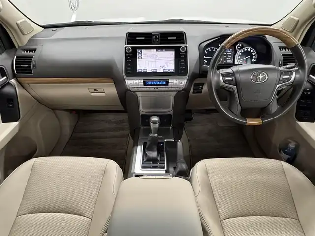 トヨタ ランドクルーザー プラド TX Lパッケージ 三重県 2019(平31)年 3.8万km ホワイトパールクリスタルシャイン ガソリン/パートタイム4WD/MTモード付フロア6AT/【OP】純正 8インチナビ /（AM/FM/CD/DVD/Blu-ray/SDREC/SD/USB/Bluetooth/AUX/TV）/バックカメラ/ドライブレコーダー 前方/ビルトイン ETC2.0/Toyota Safety Sense/・プリクラッシュセーフティ［PCS］/・レーンディパーチャーアラート［LDA］/・レーダークルコン/・オートハイビーム［AHB］/・【OP】クリアランスソナー＆バックソナー/・トラクションコントロールシステム/装備/・【OP】電動ムーンルーフ/・【OP】ルーフレール（ブラック）/・【OP】寒冷地仕様（補助ヒーター、リヤフォグ、ワイパーデアイサー、スターター&バッテリー容量UP、エアスパッツ、高濃度LLCなど）/・本革シート（ブラック）/・シートヒーター/ベンチレーション（D/N）/・パワーシート（D8way&ランバーサポート/N4way）/・オートライト/・LED ヘッドランプ＆フロントフォグランプ/・ヘッドライトウォッシャー/・ステアリングスイッチ/・雨滴感応式フロントワイパー/・【OP】純正19inAW/・プッシュスタート/・スマートキーx1/など