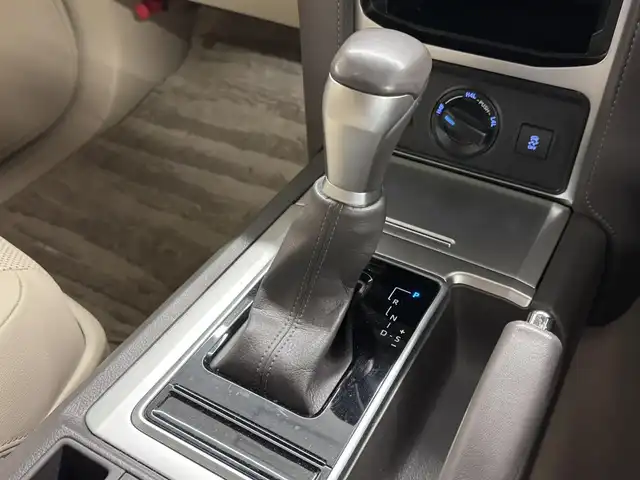トヨタ ランドクルーザー プラド TX Lパッケージ 三重県 2019(平31)年 3.8万km ホワイトパールクリスタルシャイン ガソリン/パートタイム4WD/MTモード付フロア6AT/【OP】純正 8インチナビ /（AM/FM/CD/DVD/Blu-ray/SDREC/SD/USB/Bluetooth/AUX/TV）/バックカメラ/ドライブレコーダー 前方/ビルトイン ETC2.0/Toyota Safety Sense/・プリクラッシュセーフティ［PCS］/・レーンディパーチャーアラート［LDA］/・レーダークルコン/・オートハイビーム［AHB］/・【OP】クリアランスソナー＆バックソナー/・トラクションコントロールシステム/装備/・【OP】電動ムーンルーフ/・【OP】ルーフレール（ブラック）/・【OP】寒冷地仕様（補助ヒーター、リヤフォグ、ワイパーデアイサー、スターター&バッテリー容量UP、エアスパッツ、高濃度LLCなど）/・本革シート（ブラック）/・シートヒーター/ベンチレーション（D/N）/・パワーシート（D8way&ランバーサポート/N4way）/・オートライト/・LED ヘッドランプ＆フロントフォグランプ/・ヘッドライトウォッシャー/・ステアリングスイッチ/・雨滴感応式フロントワイパー/・【OP】純正19inAW/・プッシュスタート/・スマートキーx1/など