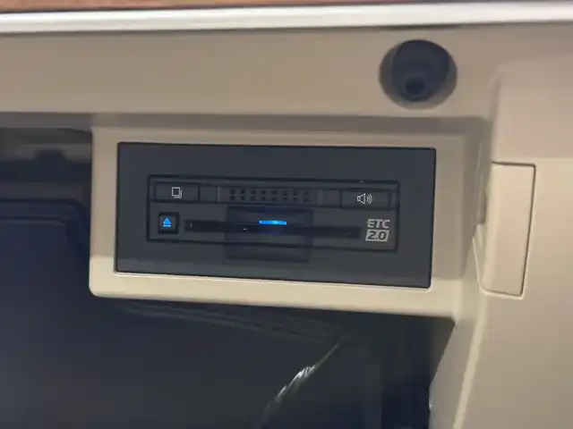 トヨタ ランドクルーザー プラド TX Lパッケージ 三重県 2019(平31)年 3.8万km ホワイトパールクリスタルシャイン ガソリン/パートタイム4WD/MTモード付フロア6AT/【OP】純正 8インチナビ /（AM/FM/CD/DVD/Blu-ray/SDREC/SD/USB/Bluetooth/AUX/TV）/バックカメラ/ドライブレコーダー 前方/ビルトイン ETC2.0/Toyota Safety Sense/・プリクラッシュセーフティ［PCS］/・レーンディパーチャーアラート［LDA］/・レーダークルコン/・オートハイビーム［AHB］/・【OP】クリアランスソナー＆バックソナー/・トラクションコントロールシステム/装備/・【OP】電動ムーンルーフ/・【OP】ルーフレール（ブラック）/・【OP】寒冷地仕様（補助ヒーター、リヤフォグ、ワイパーデアイサー、スターター&バッテリー容量UP、エアスパッツ、高濃度LLCなど）/・本革シート（ブラック）/・シートヒーター/ベンチレーション（D/N）/・パワーシート（D8way&ランバーサポート/N4way）/・オートライト/・LED ヘッドランプ＆フロントフォグランプ/・ヘッドライトウォッシャー/・ステアリングスイッチ/・雨滴感応式フロントワイパー/・【OP】純正19inAW/・プッシュスタート/・スマートキーx1/など