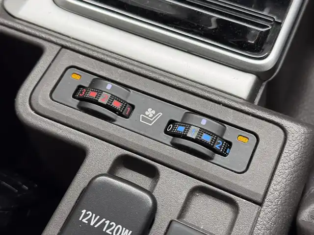 トヨタ ランドクルーザー プラド TX Lパッケージ 三重県 2019(平31)年 3.8万km ホワイトパールクリスタルシャイン ガソリン/パートタイム4WD/MTモード付フロア6AT/【OP】純正 8インチナビ /（AM/FM/CD/DVD/Blu-ray/SDREC/SD/USB/Bluetooth/AUX/TV）/バックカメラ/ドライブレコーダー 前方/ビルトイン ETC2.0/Toyota Safety Sense/・プリクラッシュセーフティ［PCS］/・レーンディパーチャーアラート［LDA］/・レーダークルコン/・オートハイビーム［AHB］/・【OP】クリアランスソナー＆バックソナー/・トラクションコントロールシステム/装備/・【OP】電動ムーンルーフ/・【OP】ルーフレール（ブラック）/・【OP】寒冷地仕様（補助ヒーター、リヤフォグ、ワイパーデアイサー、スターター&バッテリー容量UP、エアスパッツ、高濃度LLCなど）/・本革シート（ブラック）/・シートヒーター/ベンチレーション（D/N）/・パワーシート（D8way&ランバーサポート/N4way）/・オートライト/・LED ヘッドランプ＆フロントフォグランプ/・ヘッドライトウォッシャー/・ステアリングスイッチ/・雨滴感応式フロントワイパー/・【OP】純正19inAW/・プッシュスタート/・スマートキーx1/など