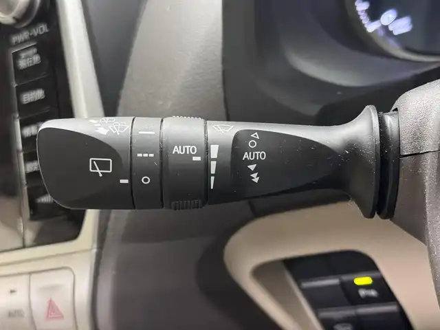 トヨタ ランドクルーザー プラド TX Lパッケージ 三重県 2019(平31)年 3.8万km ホワイトパールクリスタルシャイン ガソリン/パートタイム4WD/MTモード付フロア6AT/【OP】純正 8インチナビ /（AM/FM/CD/DVD/Blu-ray/SDREC/SD/USB/Bluetooth/AUX/TV）/バックカメラ/ドライブレコーダー 前方/ビルトイン ETC2.0/Toyota Safety Sense/・プリクラッシュセーフティ［PCS］/・レーンディパーチャーアラート［LDA］/・レーダークルコン/・オートハイビーム［AHB］/・【OP】クリアランスソナー＆バックソナー/・トラクションコントロールシステム/装備/・【OP】電動ムーンルーフ/・【OP】ルーフレール（ブラック）/・【OP】寒冷地仕様（補助ヒーター、リヤフォグ、ワイパーデアイサー、スターター&バッテリー容量UP、エアスパッツ、高濃度LLCなど）/・本革シート（ブラック）/・シートヒーター/ベンチレーション（D/N）/・パワーシート（D8way&ランバーサポート/N4way）/・オートライト/・LED ヘッドランプ＆フロントフォグランプ/・ヘッドライトウォッシャー/・ステアリングスイッチ/・雨滴感応式フロントワイパー/・【OP】純正19inAW/・プッシュスタート/・スマートキーx1/など