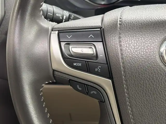 トヨタ ランドクルーザー プラド TX Lパッケージ 三重県 2019(平31)年 3.8万km ホワイトパールクリスタルシャイン ガソリン/パートタイム4WD/MTモード付フロア6AT/【OP】純正 8インチナビ /（AM/FM/CD/DVD/Blu-ray/SDREC/SD/USB/Bluetooth/AUX/TV）/バックカメラ/ドライブレコーダー 前方/ビルトイン ETC2.0/Toyota Safety Sense/・プリクラッシュセーフティ［PCS］/・レーンディパーチャーアラート［LDA］/・レーダークルコン/・オートハイビーム［AHB］/・【OP】クリアランスソナー＆バックソナー/・トラクションコントロールシステム/装備/・【OP】電動ムーンルーフ/・【OP】ルーフレール（ブラック）/・【OP】寒冷地仕様（補助ヒーター、リヤフォグ、ワイパーデアイサー、スターター&バッテリー容量UP、エアスパッツ、高濃度LLCなど）/・本革シート（ブラック）/・シートヒーター/ベンチレーション（D/N）/・パワーシート（D8way&ランバーサポート/N4way）/・オートライト/・LED ヘッドランプ＆フロントフォグランプ/・ヘッドライトウォッシャー/・ステアリングスイッチ/・雨滴感応式フロントワイパー/・【OP】純正19inAW/・プッシュスタート/・スマートキーx1/など