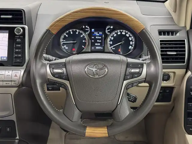 トヨタ ランドクルーザー プラド TX Lパッケージ 三重県 2019(平31)年 3.8万km ホワイトパールクリスタルシャイン ガソリン/パートタイム4WD/MTモード付フロア6AT/【OP】純正 8インチナビ /（AM/FM/CD/DVD/Blu-ray/SDREC/SD/USB/Bluetooth/AUX/TV）/バックカメラ/ドライブレコーダー 前方/ビルトイン ETC2.0/Toyota Safety Sense/・プリクラッシュセーフティ［PCS］/・レーンディパーチャーアラート［LDA］/・レーダークルコン/・オートハイビーム［AHB］/・【OP】クリアランスソナー＆バックソナー/・トラクションコントロールシステム/装備/・【OP】電動ムーンルーフ/・【OP】ルーフレール（ブラック）/・【OP】寒冷地仕様（補助ヒーター、リヤフォグ、ワイパーデアイサー、スターター&バッテリー容量UP、エアスパッツ、高濃度LLCなど）/・本革シート（ブラック）/・シートヒーター/ベンチレーション（D/N）/・パワーシート（D8way&ランバーサポート/N4way）/・オートライト/・LED ヘッドランプ＆フロントフォグランプ/・ヘッドライトウォッシャー/・ステアリングスイッチ/・雨滴感応式フロントワイパー/・【OP】純正19inAW/・プッシュスタート/・スマートキーx1/など