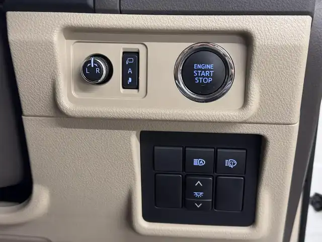 トヨタ ランドクルーザー プラド TX Lパッケージ 三重県 2019(平31)年 3.8万km ホワイトパールクリスタルシャイン ガソリン/パートタイム4WD/MTモード付フロア6AT/【OP】純正 8インチナビ /（AM/FM/CD/DVD/Blu-ray/SDREC/SD/USB/Bluetooth/AUX/TV）/バックカメラ/ドライブレコーダー 前方/ビルトイン ETC2.0/Toyota Safety Sense/・プリクラッシュセーフティ［PCS］/・レーンディパーチャーアラート［LDA］/・レーダークルコン/・オートハイビーム［AHB］/・【OP】クリアランスソナー＆バックソナー/・トラクションコントロールシステム/装備/・【OP】電動ムーンルーフ/・【OP】ルーフレール（ブラック）/・【OP】寒冷地仕様（補助ヒーター、リヤフォグ、ワイパーデアイサー、スターター&バッテリー容量UP、エアスパッツ、高濃度LLCなど）/・本革シート（ブラック）/・シートヒーター/ベンチレーション（D/N）/・パワーシート（D8way&ランバーサポート/N4way）/・オートライト/・LED ヘッドランプ＆フロントフォグランプ/・ヘッドライトウォッシャー/・ステアリングスイッチ/・雨滴感応式フロントワイパー/・【OP】純正19inAW/・プッシュスタート/・スマートキーx1/など