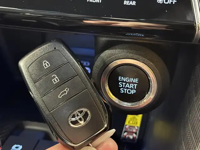 トヨタ ハリアー Z レザーパッケージ 群馬県 2023(令5)年 2.1万km プレシャスブラックパール トヨタセーフティセンス/プリクラッシュセーフティ/レーントレーシングアシスト/レーダークルーズコントロール/オートマチックハイビーム/ロードサインアシスト/発進遅れ告知機能/パーキングサポートブレーキ/ブラインドスポットモニター/純正12.3インチディスプレイオーディオ/JBLプレミアムサウンド/GRエアロ（フロント、リア）/GRマフラー/パノラミックビューモニター/レザーシート/シートベンチレーション/ステアリングヒーター/メモリー付きパワーシート/電動リアゲート/LEDヘッドライト/フォグランプ/ステアリングスイッチ/置くだけ充電/デジタルインナーミラー（ドラレコ付き）/ビルトインETC2.0/純正19インチAW