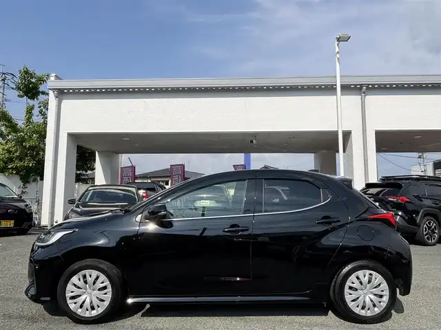 トヨタ ヤリス ハイブリッド Z 熊本県 2022(令4)年 4.4万km ブラック ワンオーナー/純正ディスプレイオーディオ/【Bluetooth/USB】/全方位カメラ/バックカメラ/衝突被害軽減システム/レーダークルーズコントロール/レーンキープアシスト/車両接近通報装置/コーナーセンサー/前席シートヒーター/オートLEDライト/オートマチックハイビーム/ビルトインETC/横滑り防止装置/盗難防止装置/純正フロアマット/ダブル＋サイドエアバック/プッシュスタート/スマートキー/取扱説明書/保証書