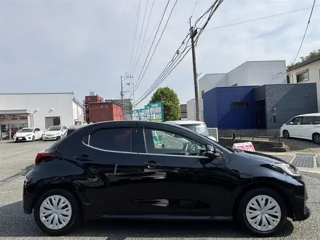 トヨタ ヤリス ハイブリッド Z 熊本県 2022(令4)年 4.4万km ブラック ワンオーナー/純正ディスプレイオーディオ/【Bluetooth/USB】/全方位カメラ/バックカメラ/衝突被害軽減システム/レーダークルーズコントロール/レーンキープアシスト/車両接近通報装置/コーナーセンサー/前席シートヒーター/オートLEDライト/オートマチックハイビーム/ビルトインETC/横滑り防止装置/盗難防止装置/純正フロアマット/ダブル＋サイドエアバック/プッシュスタート/スマートキー/取扱説明書/保証書