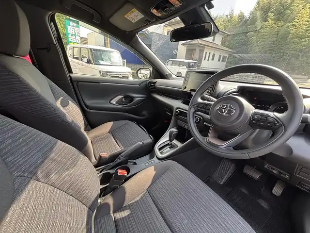 トヨタ ヤリス ハイブリッド Z 熊本県 2022(令4)年 4.4万km ブラック ワンオーナー/純正ディスプレイオーディオ/【Bluetooth/USB】/全方位カメラ/バックカメラ/衝突被害軽減システム/レーダークルーズコントロール/レーンキープアシスト/車両接近通報装置/コーナーセンサー/前席シートヒーター/オートLEDライト/オートマチックハイビーム/ビルトインETC/横滑り防止装置/盗難防止装置/純正フロアマット/ダブル＋サイドエアバック/プッシュスタート/スマートキー/取扱説明書/保証書