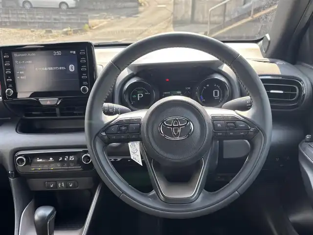 トヨタ ヤリス ハイブリッド Z 熊本県 2022(令4)年 4.4万km ブラック ワンオーナー/純正ディスプレイオーディオ/【Bluetooth/USB】/全方位カメラ/バックカメラ/衝突被害軽減システム/レーダークルーズコントロール/レーンキープアシスト/車両接近通報装置/コーナーセンサー/前席シートヒーター/オートLEDライト/オートマチックハイビーム/ビルトインETC/横滑り防止装置/盗難防止装置/純正フロアマット/ダブル＋サイドエアバック/プッシュスタート/スマートキー/取扱説明書/保証書