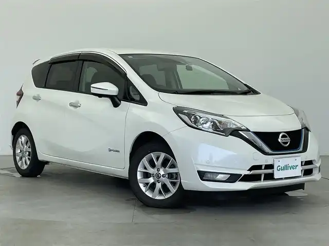 日産 ノート e－パワー メダリスト FOUR 富山県 2020(令2)年 2.6万km ブリリアントホワイトパール 4WD/1オーナー/アルパイン大型ナビ（CD DVD bluetooth）/フルセグTV（走行中可）/360度カメラ/前後コーナーセンサー/ETC/デジタルインナーミラー/ハーフレザー調シート/社外前後ドラレコ（コムテックZDR016）/社外14インチAW付きスタッドレスタイヤセット積込み/ACC/衝突軽減ブレーキ/レーンキープ/スマートキー＋プッシュスタート/HIDヘッドライト/フォグ/純正マット・バイザー/オートライト/DRIVE MODE切り換え（S、Eco）/保証書、取説/スペアキー