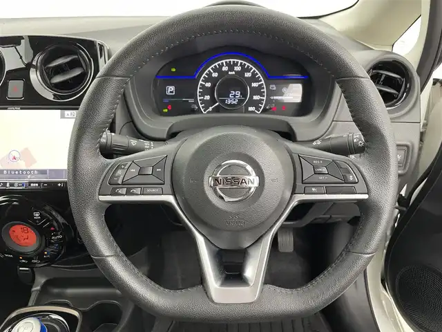 日産 ノート e－パワー メダリスト FOUR 富山県 2020(令2)年 2.6万km ブリリアントホワイトパール 4WD/1オーナー/アルパイン大型ナビ（CD DVD bluetooth）/フルセグTV（走行中可）/360度カメラ/前後コーナーセンサー/ETC/デジタルインナーミラー/ハーフレザー調シート/社外前後ドラレコ（コムテックZDR016）/社外14インチAW付きスタッドレスタイヤセット積込み/ACC/衝突軽減ブレーキ/レーンキープ/スマートキー＋プッシュスタート/HIDヘッドライト/フォグ/純正マット・バイザー/オートライト/DRIVE MODE切り換え（S、Eco）/保証書、取説/スペアキー